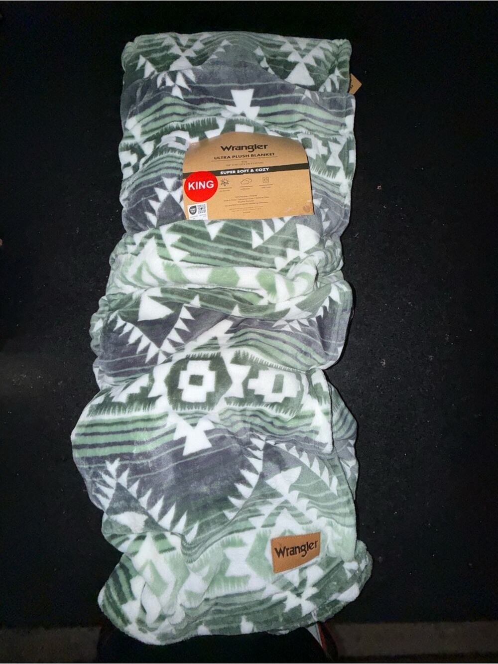 NEW Wrangler KING ULTRA PLUSH Throw Blanket Green & White Aztec Pattern 108x90”